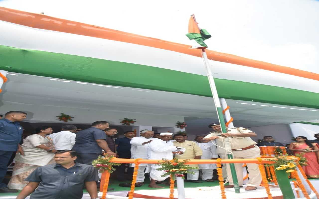 Photos: महादलित टोले में सीएम नीतीश कुमार ने जीविका दीदियों और ग्रामीणों को दिया चेक, पौधारोपण भी किया