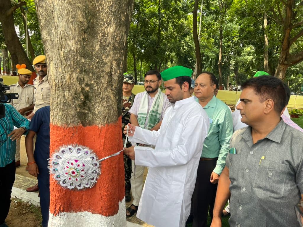 तेजप्रताप यादव ने राजधानी वाटिका में पेड़ों को राखी बांध कर मनाया रक्षाबंधन, देखें तस्वीरें