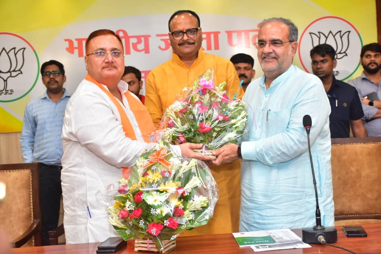 घोसी उपचुनाव से पहले मधुबन के EX. MLA भाजपा में , उमेश पांडे ने 'अपराधियों की पार्टी' को हराने की प्रतिज्ञा ली