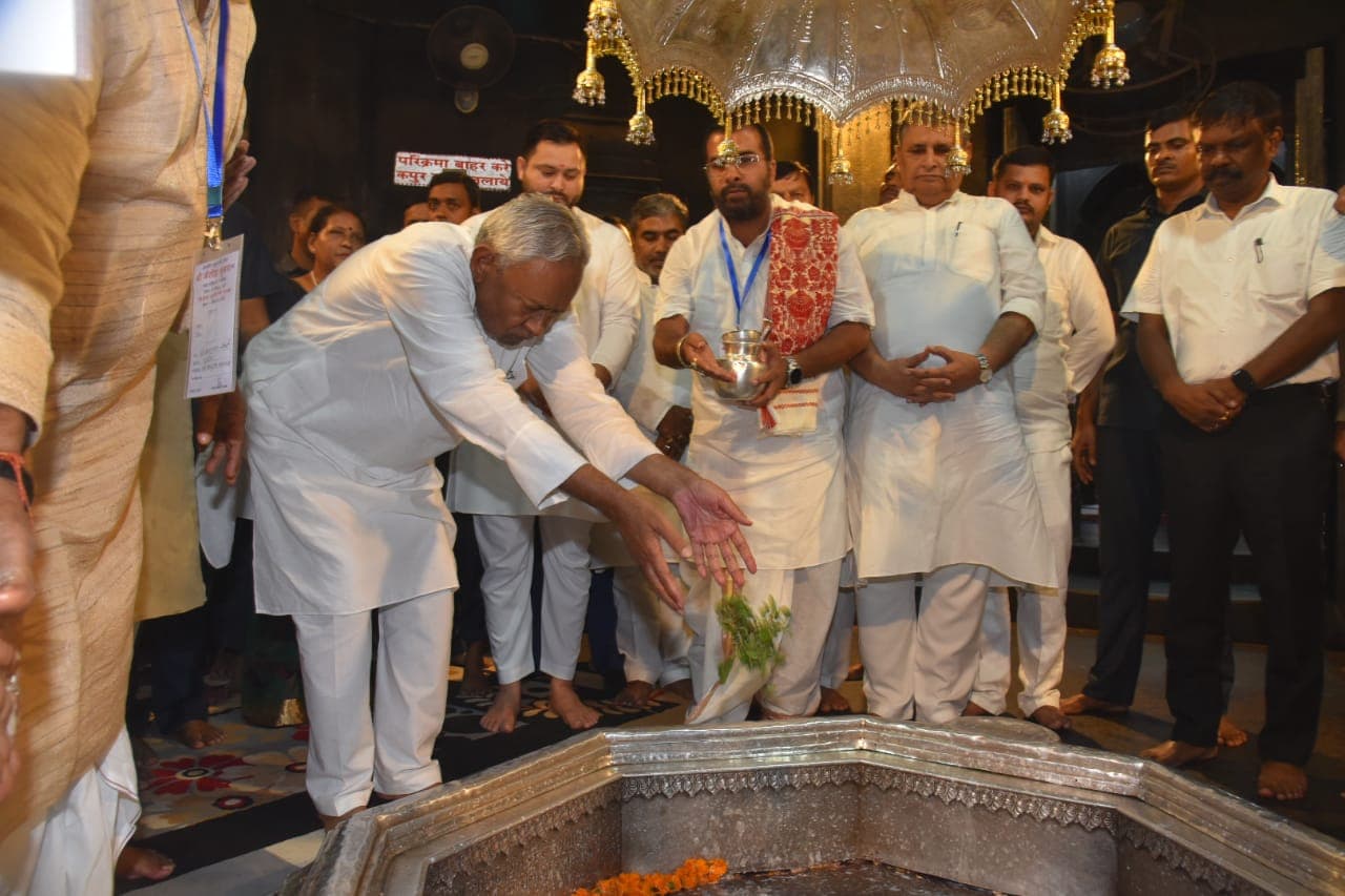 सीएम नीतीश कुमार ने विष्णुपद मंदिर में की पूजा, 120 करोड़ की लागत से बनने वाले धर्मशाला का किया शिलान्यास