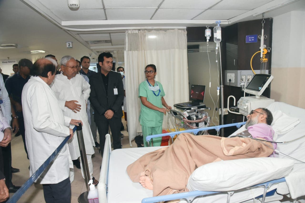 बिहार के मुख्य सचिव आमिर सुबहानी की तबीयत बिगड़ी, सीएम नीतीश कुमार ने अस्पताल पहुंचकर जाना हालचाल