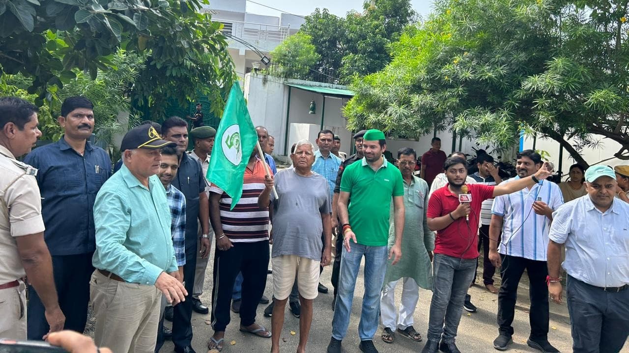 PHOTOS: जू एम्बेसेडर्स के साथ राजगीर के लिए रवाना हुए तेज प्रताप यादव, लालू यादव ने दिखायी हरी झंडी