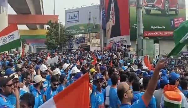 PHOTOS: भारत बनाम पाकिस्तान मैच से पहले मैदान में उमड़ी फैंस की भीड़, टूट सकता है रिकॉर्ड