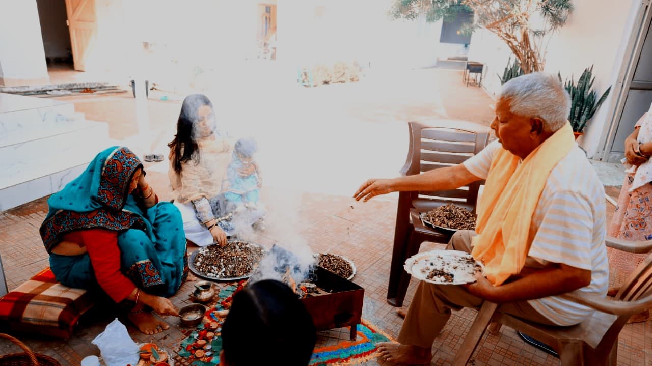 PHOTOS: महानवमी पर लालू यादव ने बेटी और पोती के साथ किया हवन-पूजन, तेजस्वी-तेज प्रताप भी रंगे भक्ति के रंग में