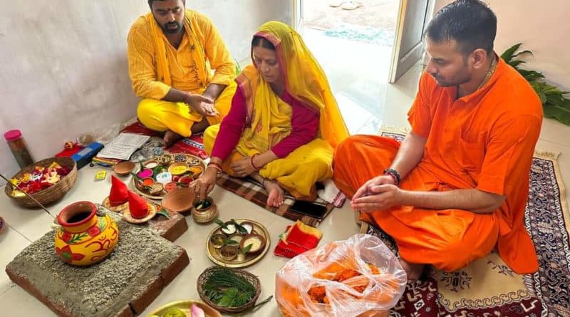 मां दुर्गा की भक्ति में डूबे तेज प्रताप यादव, मां राबड़ी देवी के साथ किया कलश स्थापन