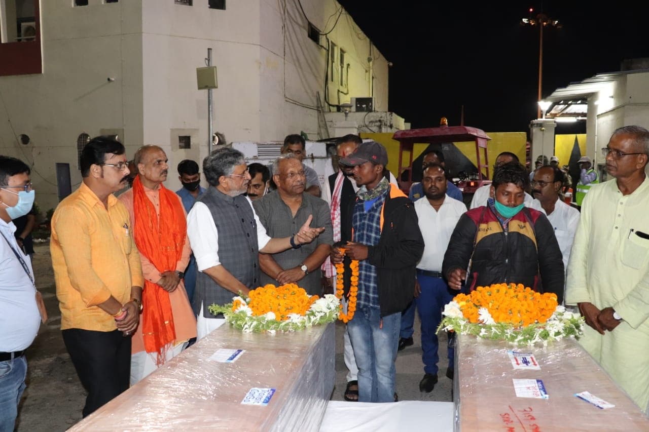 कश्मीर से पटना पहुंचा दो मजदूरों का पार्थिव शरीर, एयरपोर्ट पर भाजपा नेताओं ने दी श्रद्धांजलि