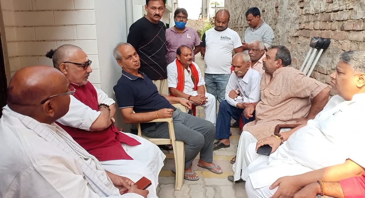 शहीद ऋषि के परिजनों से मिलकर बोले गिरिराज सिंह- ''बिहार के लाल की शहादत का पाकिस्तान से बदला लेगा हिंदुस्तान''