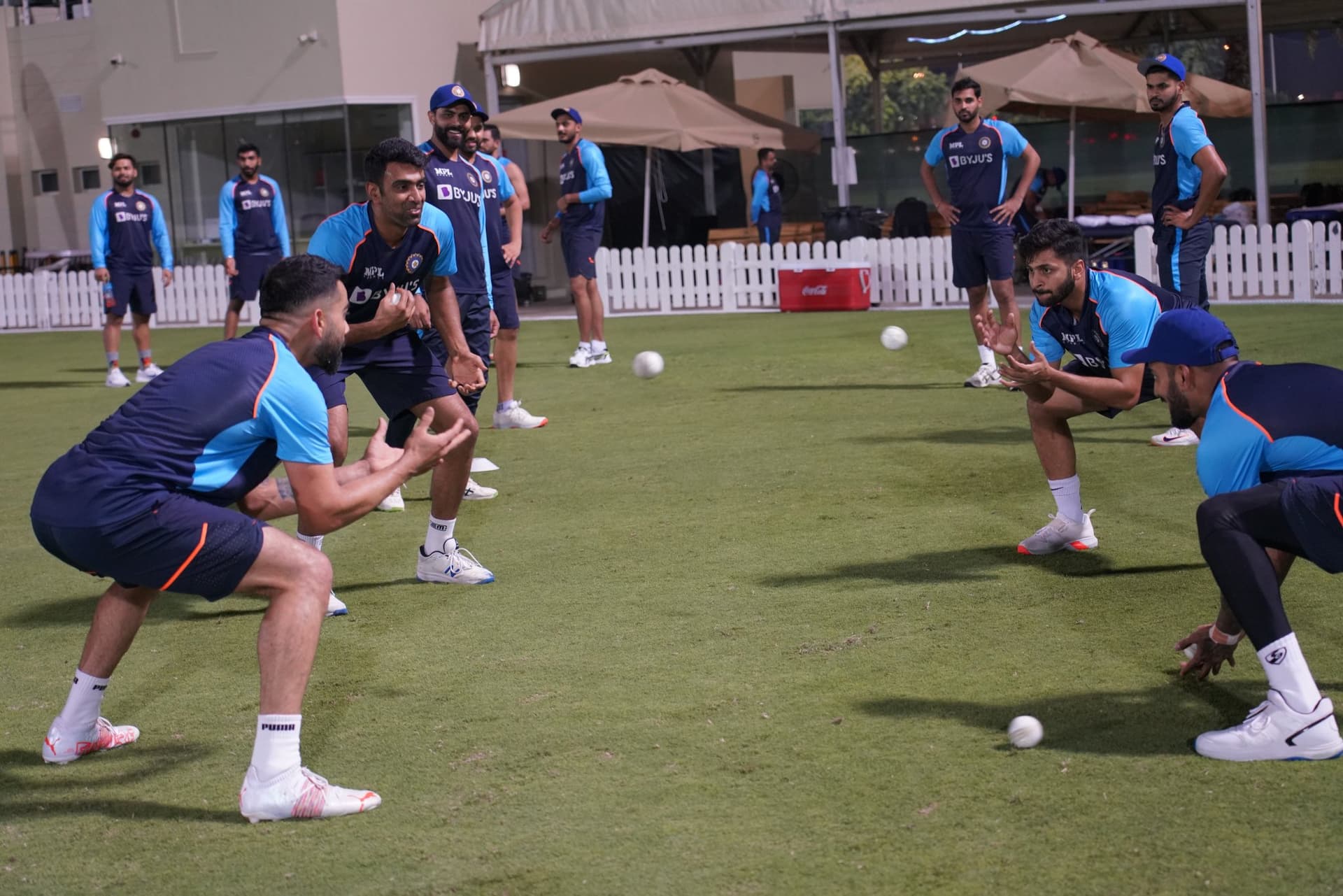 IND vs NZ: न्यूजीलैंड को शिकस्त देने के लिए कोहली सेना ने कसी कमर, अनोखे अंदाज में किया प्रैक्टिस IND vs NZ: न्यूजीलैंड को शिकस्त देने के लिए कोहली सेना ने कसी कमर, अनोखे अंदाज में किया प्रैक्टिस