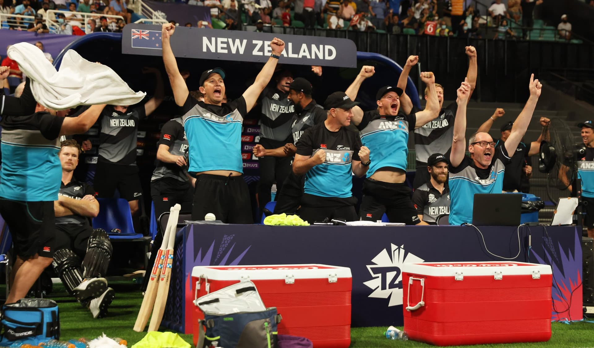 ENG vs NZ T20 WC: न्यूजीलैंड ने दी इंग्लैंड को मात तो लोगों को आई धोनी की याद, कैप्टन कूल की फोटो हुई वायरल
