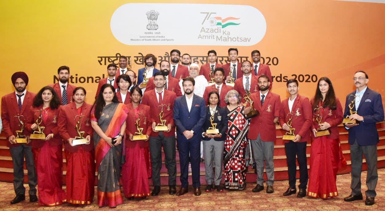 74 खिलाड़ियों को मिला खेल पुरस्कार, अनुराग ठाकुर ने ट्रॉफी देकर किया सम्मानित, देखें पूरी सूची