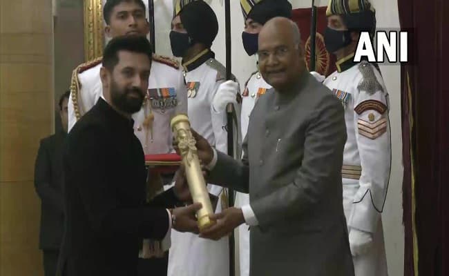 राष्ट्रपति ने चिराग को सौंपा रामविलास पासवान का पद्म विभूषण अवार्ड, पीएम मोदी भी कार्यक्रम में रहे मौजूद