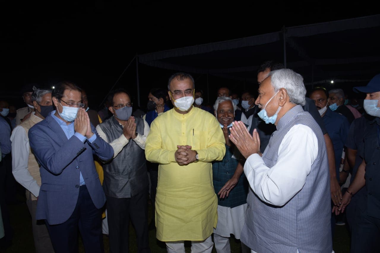 मुख्यमंत्री आवास में छठ पूजा का आयोजन, खरना प्रसाद खाने पहुंचे राजग ने नेता और आला अधिकारी