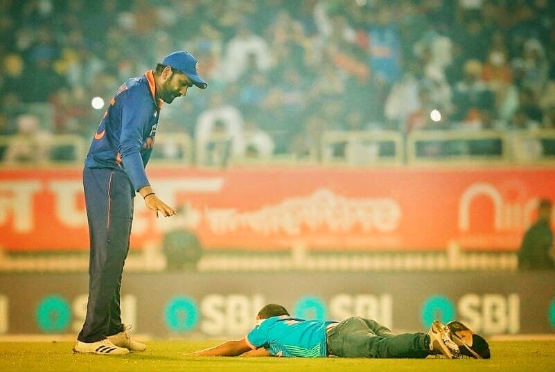 IND vs NZ: धोनी के शहर में रोहित शर्मा बने ‘भगवान’, सिक्योरिटी तोड़ हिटमैन से मिलने पहुंचा जबरा फैन