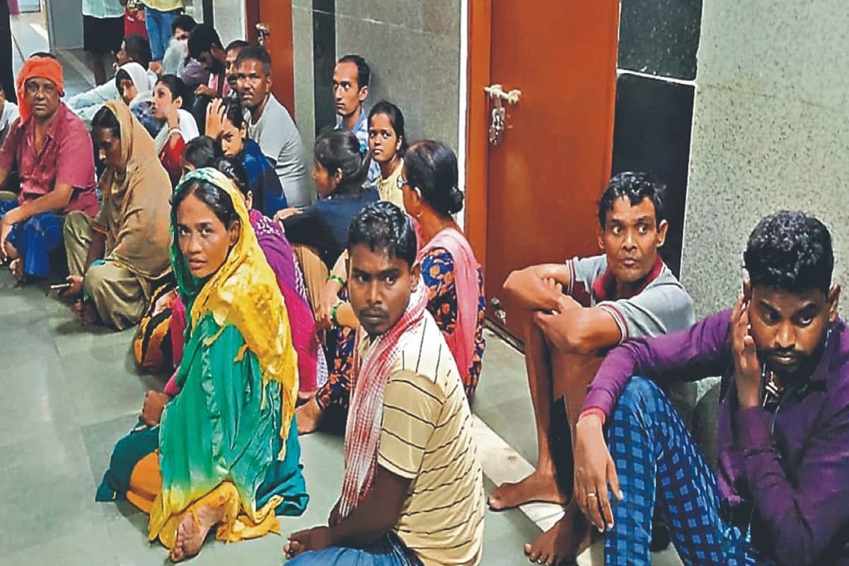 Jharkhand News: RIMS में बेड छोड़ धरना पर बैठे मरीज, ऑपरेशन की तारीख देने की कर रहे मांग