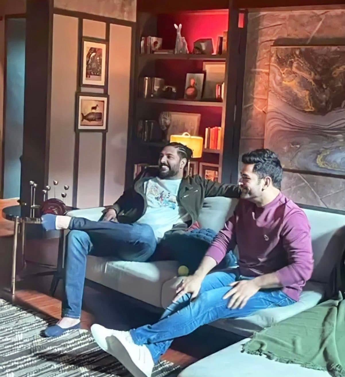 जब मिल बैठे दो यार...धोनी और युवराज सिंह के साथ की तस्वीरें हुईं वायरल, फैंस को याद आए पुराने दिन