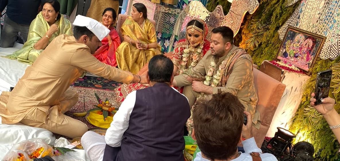 Prabhat Khabar EXCLUSIVE : तेजस्वी की हुई रशेल, दोनों ने अग्नि को साक्षी मान लिये फेरे, देखें तस्वीरें..