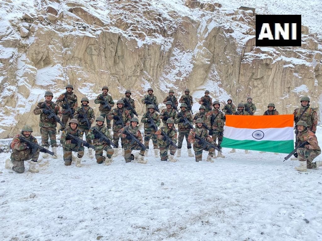 चीनी चाल का मुंहतोड़ जवाब, गलवान में नए साल पर भारतीय जवानों ने लहराया तिरंगा चीनी चाल का मुंहतोड़ जवाब, गलवान में नए साल पर भारतीय जवानों ने लहराया तिरंगा