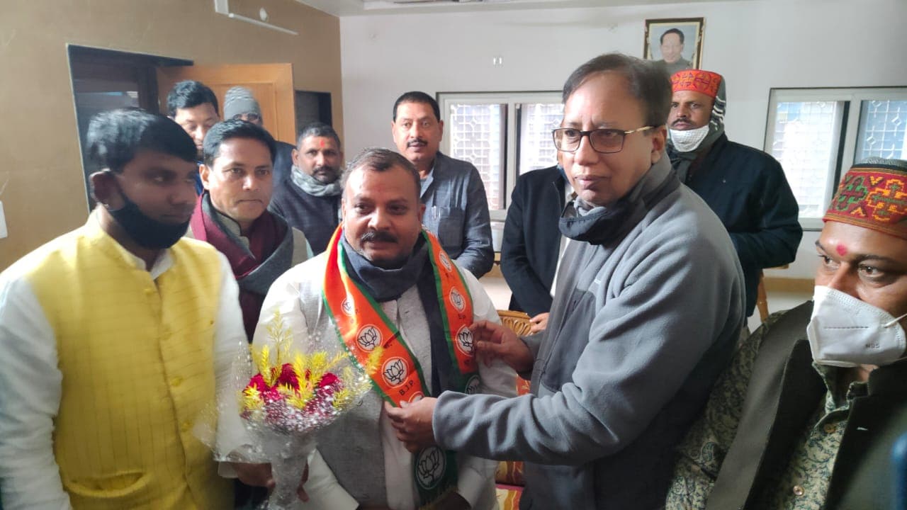 बिहार में रेल पटरियों पर फिर जमा हुए छात्र, बिहारशरीफ में रोकी ट्रेन, नवादा में सड़क जाम