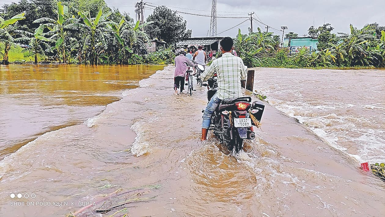 Bihar Flood 2022 Live: बिहार में बारिश बनी आफत, कोसी-गंडक समेत कई नदियों ने शुरू की तबाही, जानें अपडेट