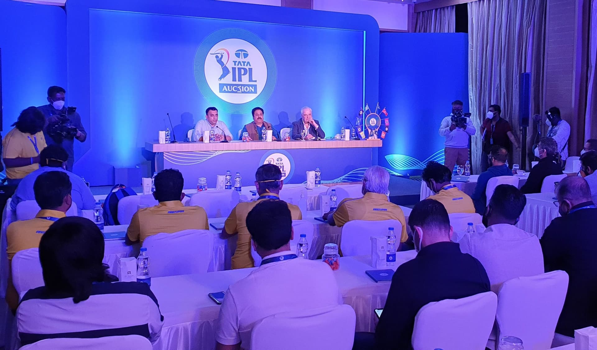IPL 2022 Mega Auction: पहले दिन 74 खिलाड़ी बिके, जानें किस टीम के पास कितने खिलाड़ी, पर्स में कितना पैसा IPL 2022 Mega Auction: पहले दिन 74 खिलाड़ी बिके, जानें किस टीम के पास कितने खिलाड़ी, पर्स में कितना पैसा
