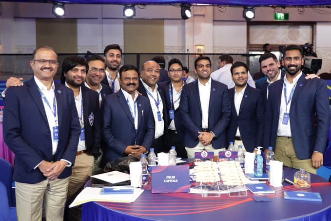 IPL Mega Auction 2022 : चारु शर्मा से हुई भारी चूक, इस तेज गेंदबाज को मुंबई के बदले दिल्ली को दिया, Video