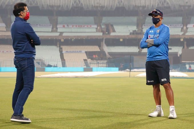 ईडन गार्डन्स में मिले दो महान क्रिकेटर सौरव गांगुली और राहुल द्रविड़, सोशल डिस्टैंसिंग की हो रही तारीफ