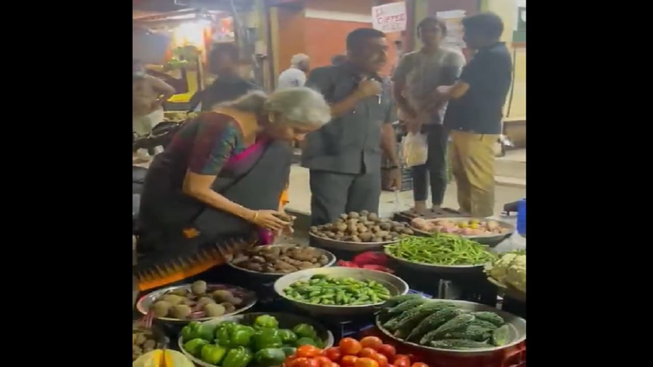 Nirmala Sitharaman:सब्जी मंडी पहुंची निर्मला सीतारमण, स्ट्रीट वेंडर से सब्जियां खरीदने का VIDEO किया शेयर