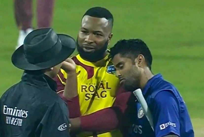 IND vs WI: सूर्यकुमार यादव ने कीरोन पोलार्ड के साथ पोस्ट की शानदार तस्वीरें, सोशल मीडिया पर वायरल IND vs WI: सूर्यकुमार यादव ने कीरोन पोलार्ड के साथ पोस्ट की शानदार तस्वीरें, सोशल मीडिया पर वायरल