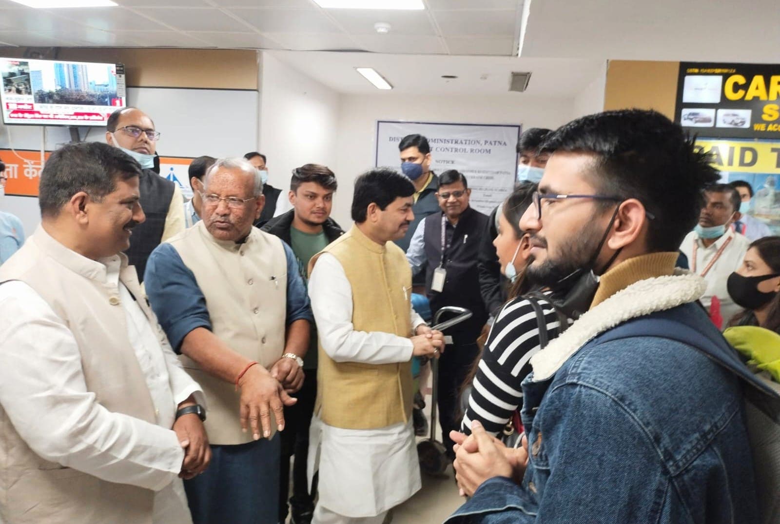 यूक्रेन से पटना पहुंचे बिहार के बच्चे, चेहरे पर घर लौटने की दिखी ख़ुशी, स्वागत करने पहुंचे कई मंत्री