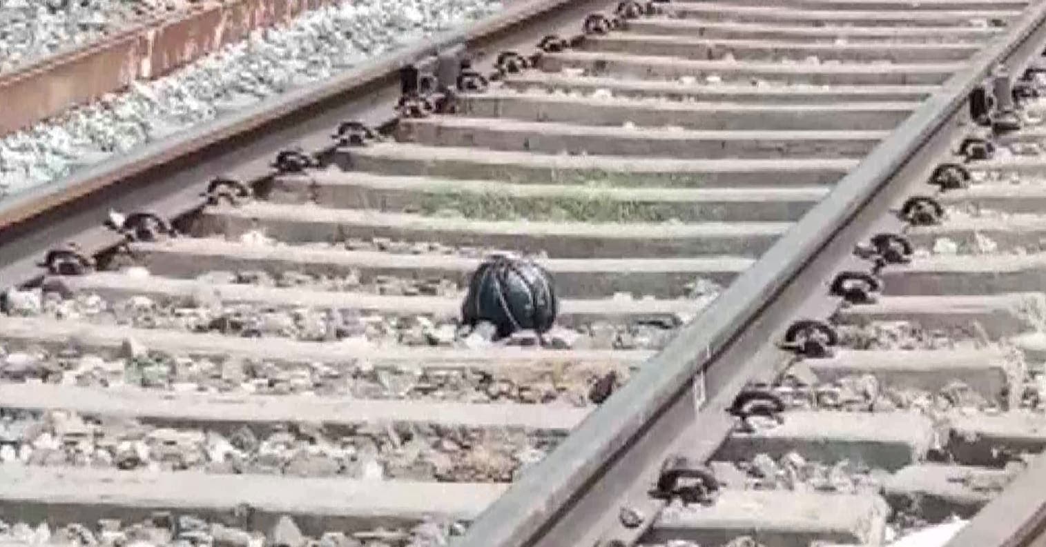 बिहार के गुरारू रेलवे स्टेशन के पास मिला बम, पौने चार घंटे तक ट्रेनों का आवागमन रहा बाधित