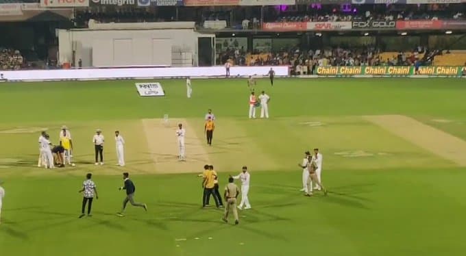 IND vs SL: सुरक्षा घेरा तोड़ फैंस पहुंचे विराट कोहली के पास, ली सेल्फी, वीडियो सोशल मीडिया पर वायरल