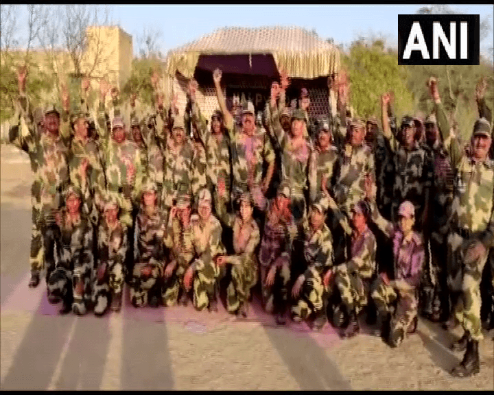 Holi 2022: रंग बरसे भीगे चुनरवाली, जैसलमेर में BSF के जवानों ने ऐसे मनाई होली, देखें VIDEO