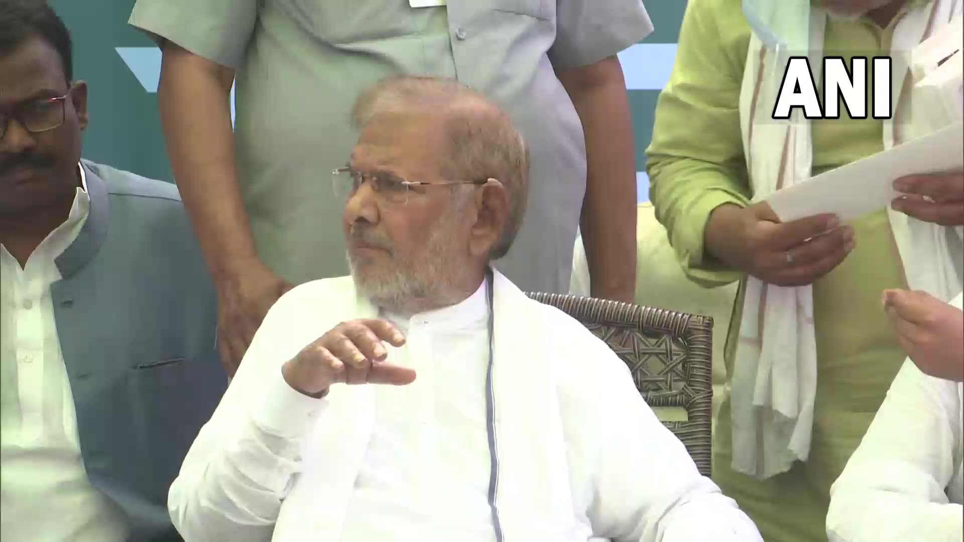 शरद यादव अब लालू प्रसाद की पनाह में, अपनी पार्टी का कराया राजद में विलय, जानिये क्या बताया कारण