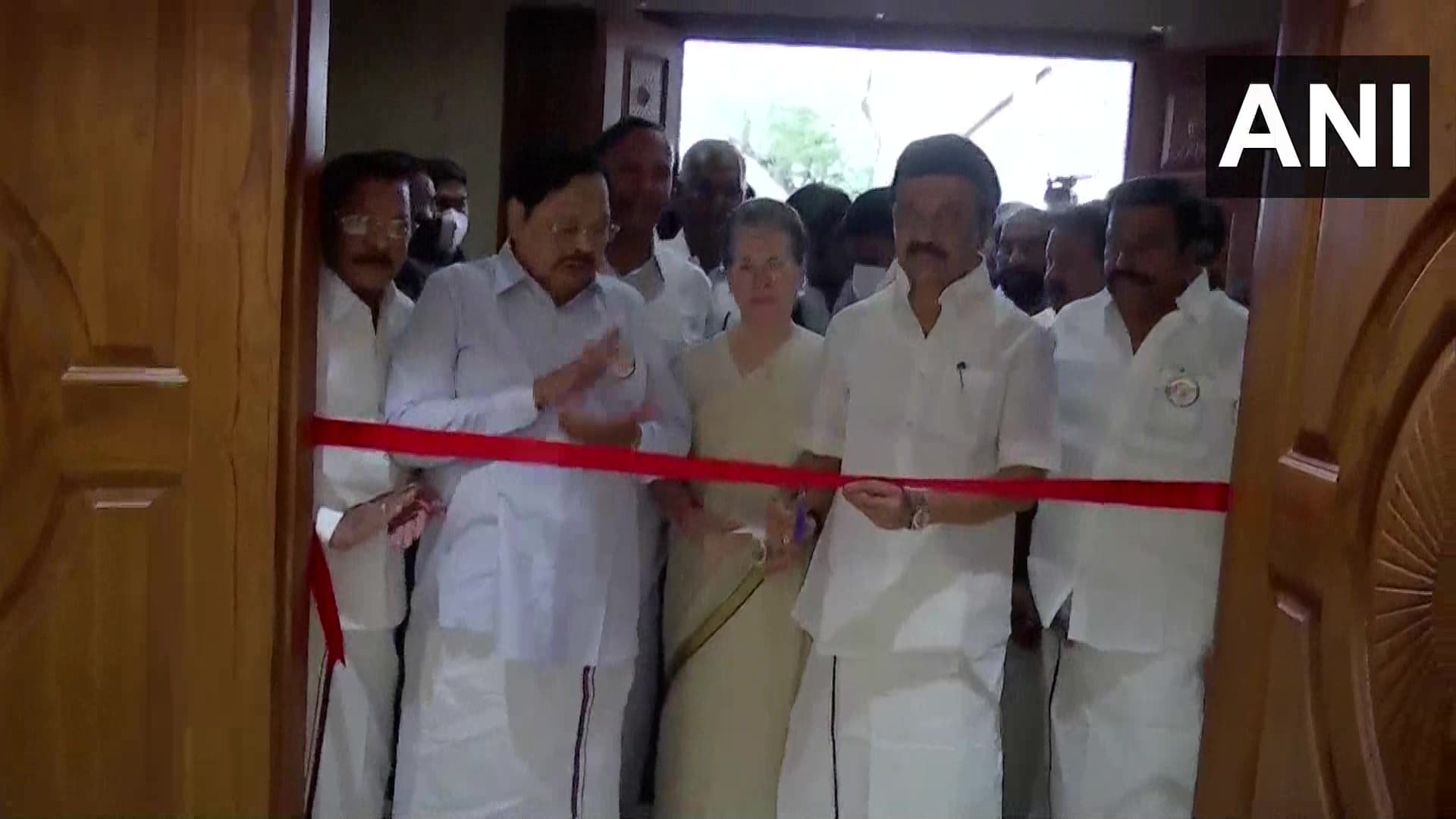 DMK कार्यालय के उद्घाटन समारोह में पहुंचीं  कांग्रेस अध्यक्ष सोनिया गांधी