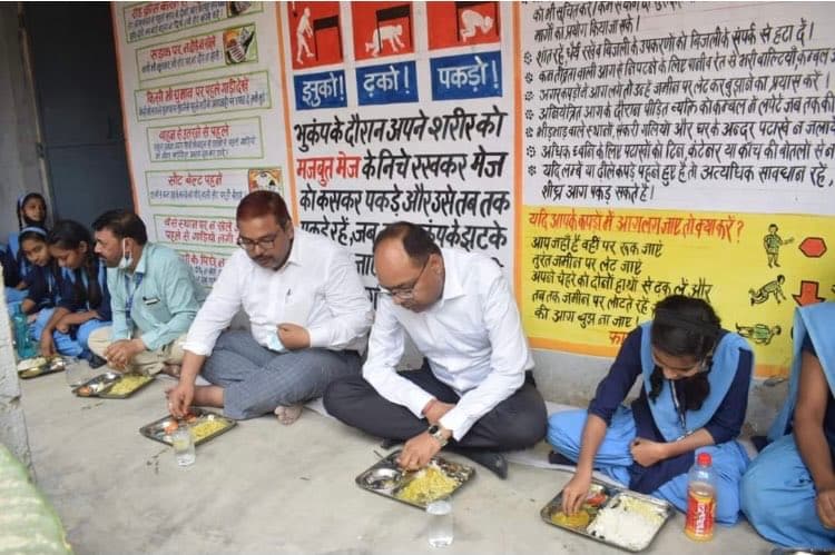 सरकारी स्कूल का औचक निरीक्षण करने पहुंचे पटना डीएम, बच्चों संग कतार में बैठ कर खाया एमडीएम