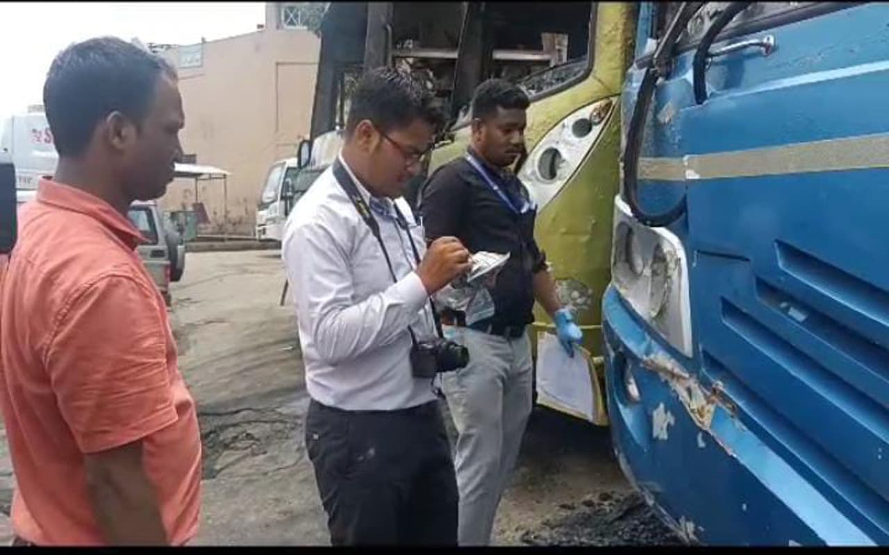रांची के खादगढ़ा बस स्टैंड में आग लगने के कारणों में जुटी पुलिस और फॉरेंसिक टीम, कई पहलुओं पर हो रही जांच