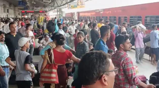 छपरा में अचानक टूटकर गिरा रेलवे का ओवरहेड तार, डाउन लाइन पर घंटों ट्रेनों का परिचान ठप, यात्री परेशान
