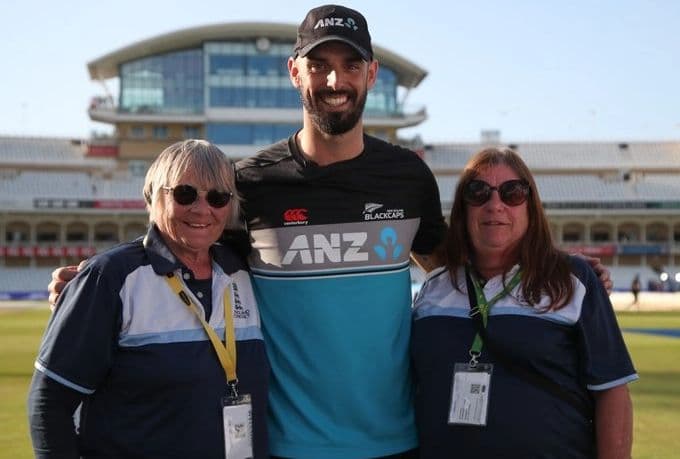 ENG vs NZ: डेरिल मिशेल के छक्के से स्टेडियम में बैठे दर्शक का हुआ नुकसान, कीवी टीम ने भरा हर्जाना, VIDEO