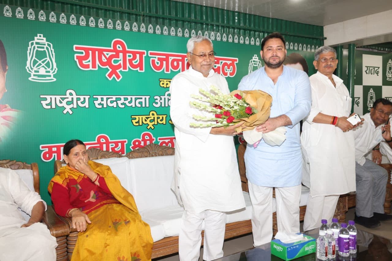 Bihar Political Crisis : सात दलों ने नीतीश कुमार को सौंपे समर्थन के पत्र, महागठबंधन की सरकार बनना तय