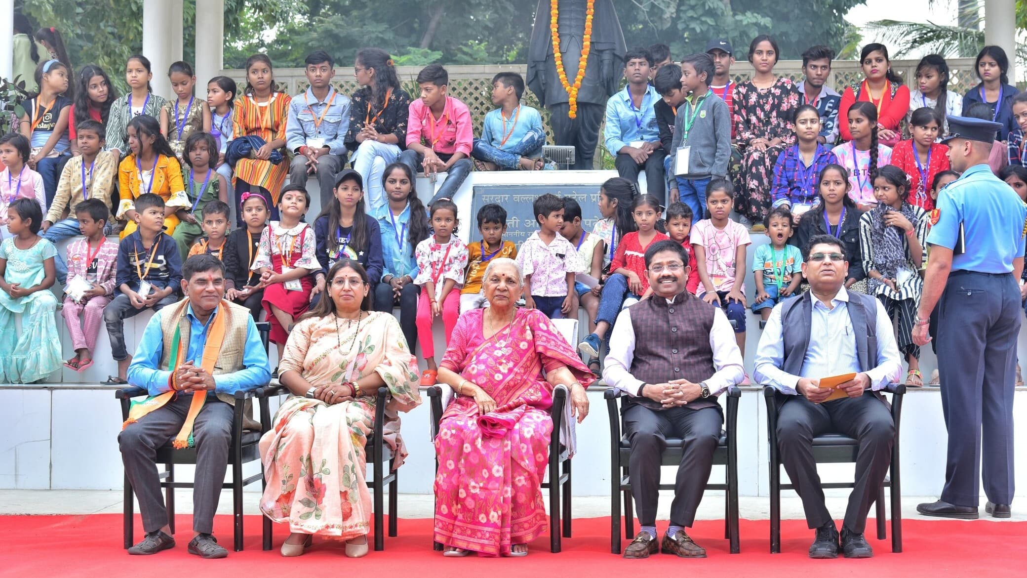 प्रयागराज: झुग्गी-झोपड़ी में रहने वाले बच्चे बने राजभवन का मेहमान, गवर्नर हाउस में किया लंच