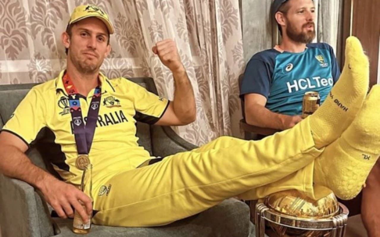 विश्व कप ट्रॉफी पर पैर रखकर तस्वीर लेने पर फैंस ने जाहिर किया गुस्सा, कहा: 'कुछ तो सम्मान...'