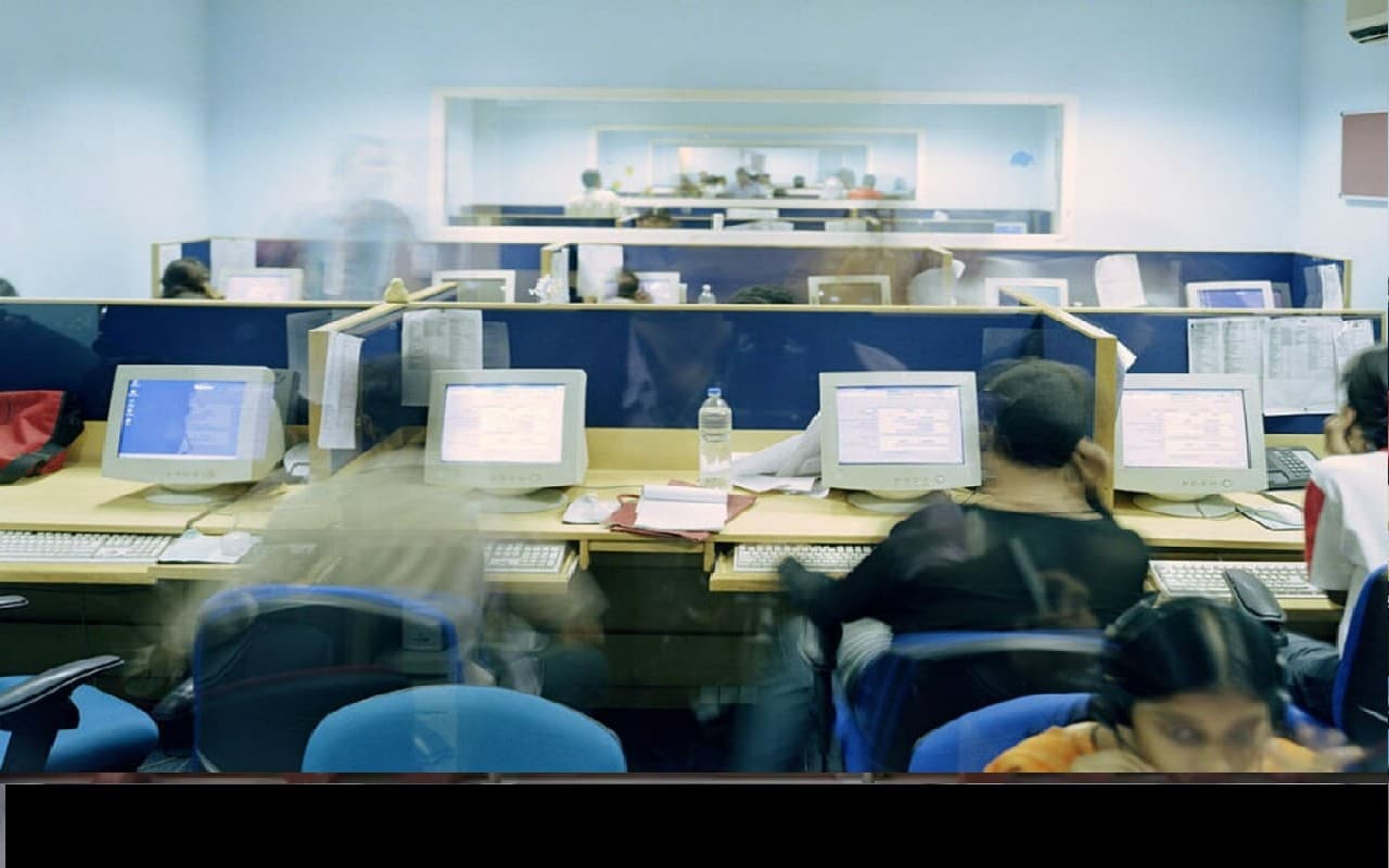 West Bengal : हावड़ा में एक फर्जी कॉल सेंटर का भंडाफोड़, 54 गिरफ्तार