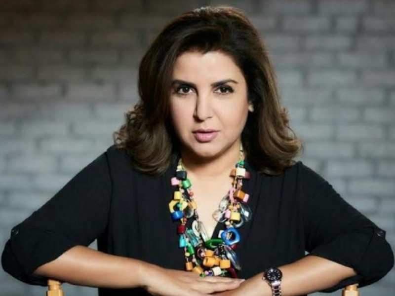 Farah Khan ने मास्क उतारकर आफत मोल ली, सोशल मीडिया पर जमकर हुईं ट्रोल, यूजर बोले कोरोना में सूंघकर कौन . . .