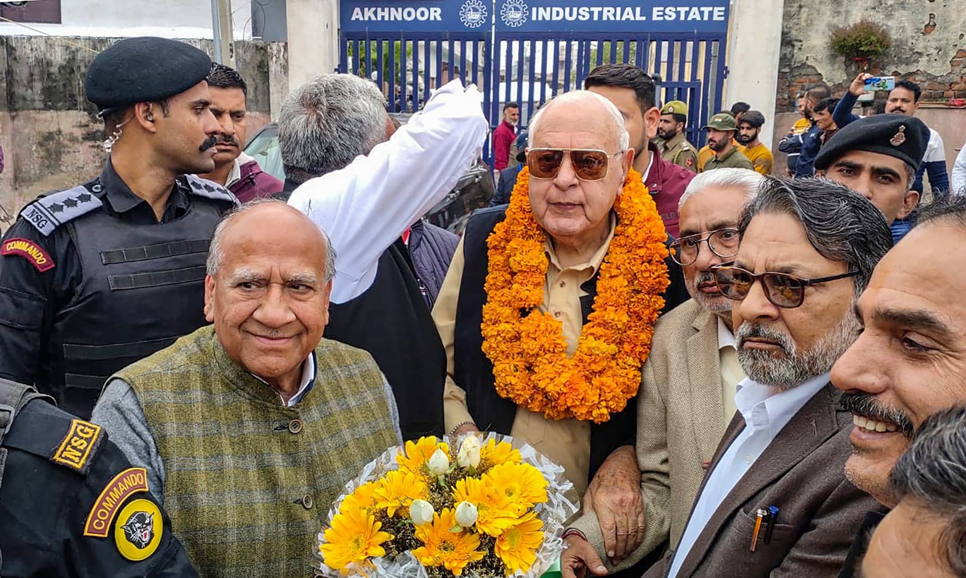 गाय हिंदुओं की और बैल मुसलमानों का ? शाहरुख खान की ‘पठान’ के विवाद को लेकर बोले फारूक अब्दुल्ला