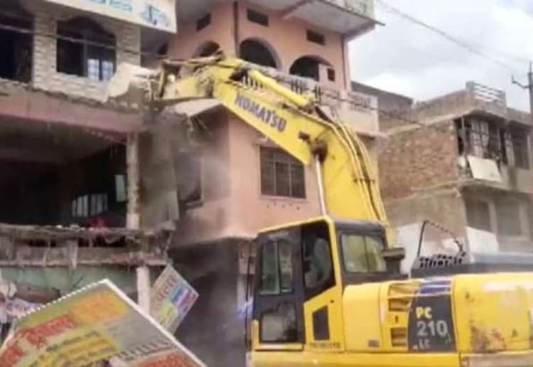 फतेहपुर: युवती की दुष्कर्म के बाद हत्या, लव जिहाद के आरोपी का मकान बुलडोजर से किया गया ध्वस्त, जानें मामला