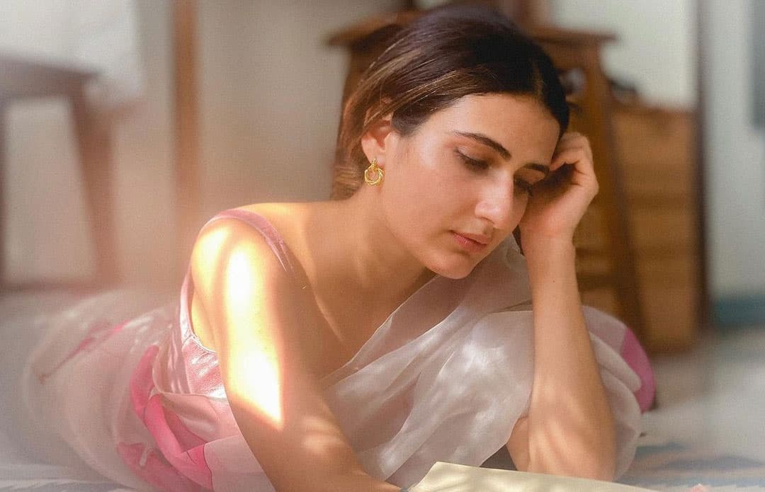 Fatima Sana Shaikh की साड़ी की प्राइज करेंगी आपको हैरान,  Ajeeb Daastaans के प्रोमोशन में एक्ट्रेस ने दिखाई अपनी ये अदा