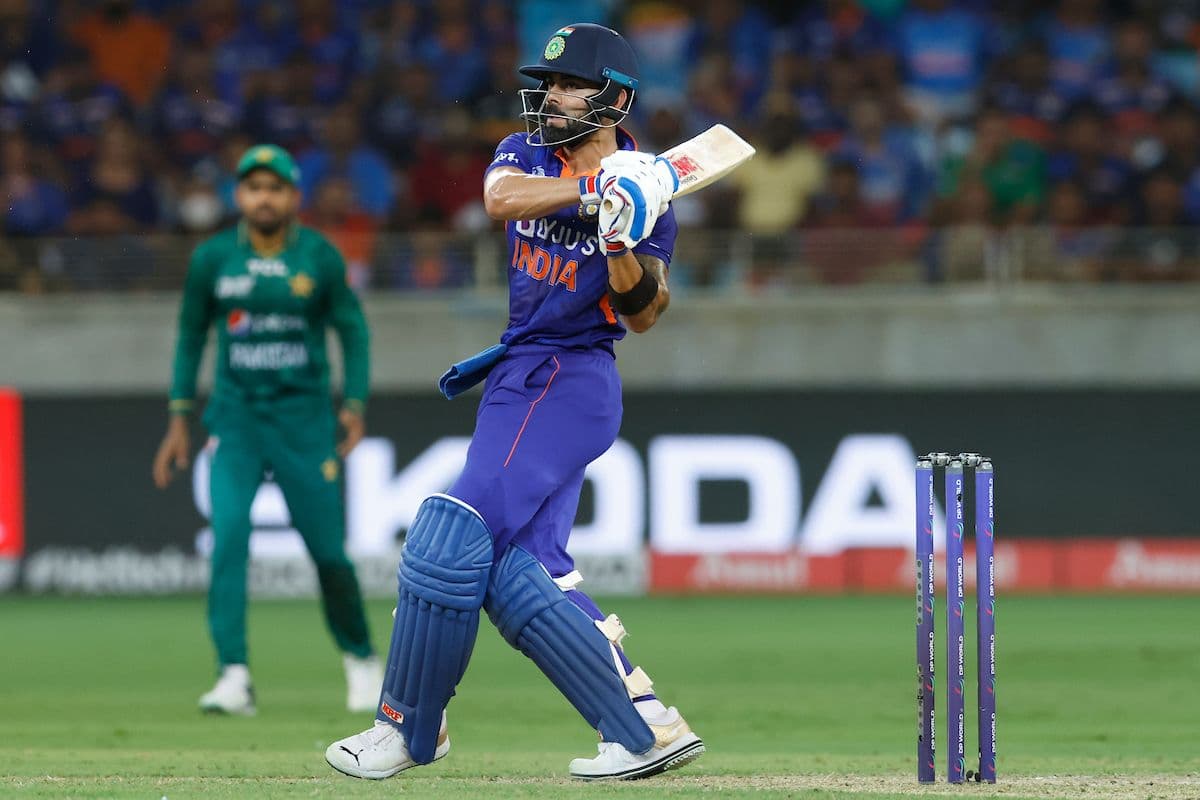 IND vs PAK: विराट कोहली ने अर्धशतक जड़ने के बाद चूम लिया टीम इंडिया का बैज, देखें VIDEO IND vs PAK: विराट कोहली ने अर्धशतक जड़ने के बाद चूम लिया टीम इंडिया का बैज, देखें VIDEO