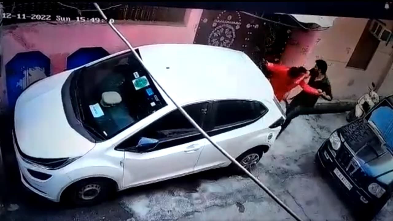 दिल्ली पुलिस की महिला सब-इंस्पेक्टर की पति ने की पिटाई, सोशल मीडिया पर डाला पोस्ट, DCW ने जारी किया नोटिस