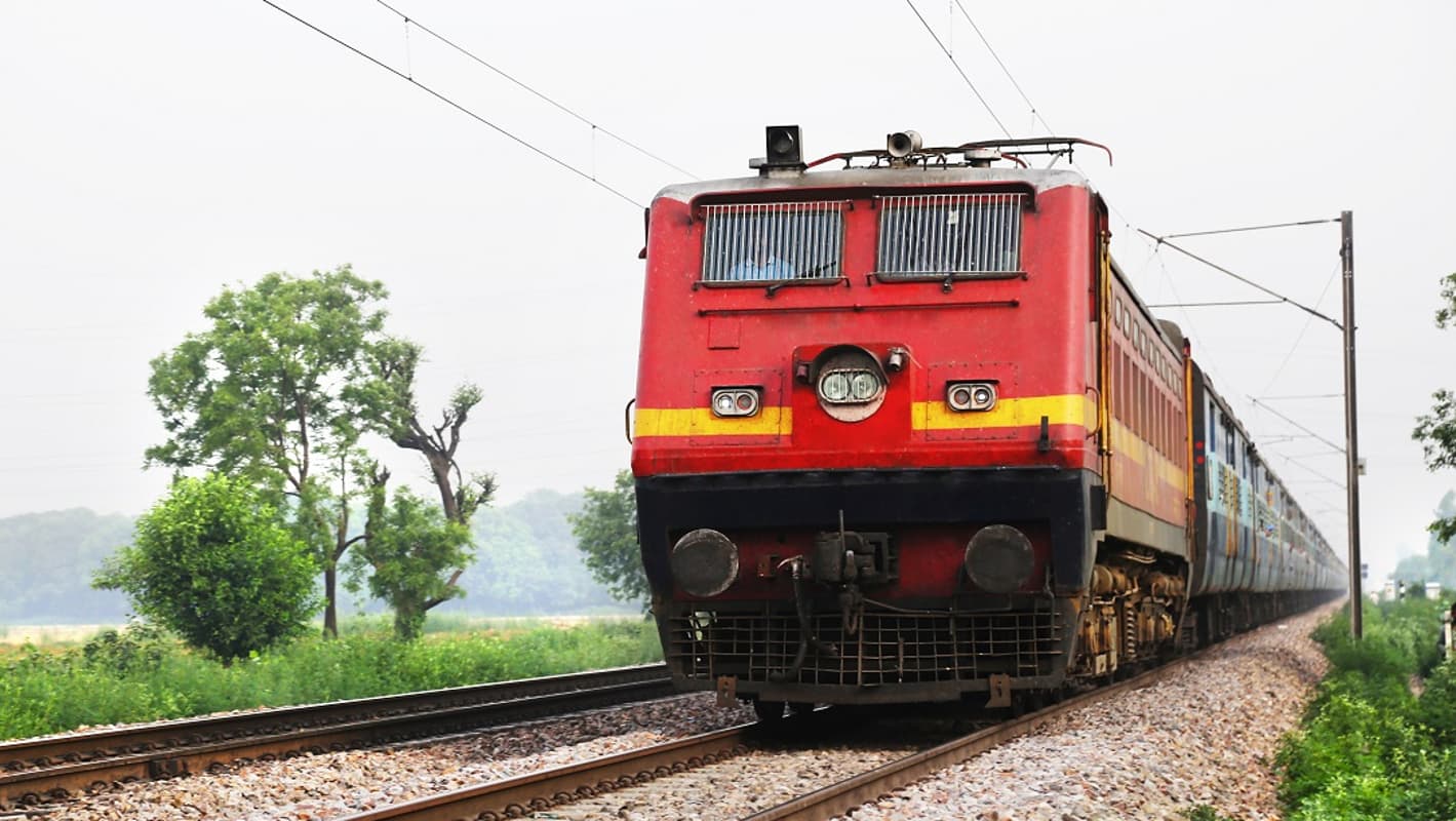 IRCTC/Indian Railways Latest Updates : रेलवे ने चलाई और छठ स्पेशल ट्रेनें,यहां देखें पूरी लिस्ट, घर पहुंचना होगा अब आसान