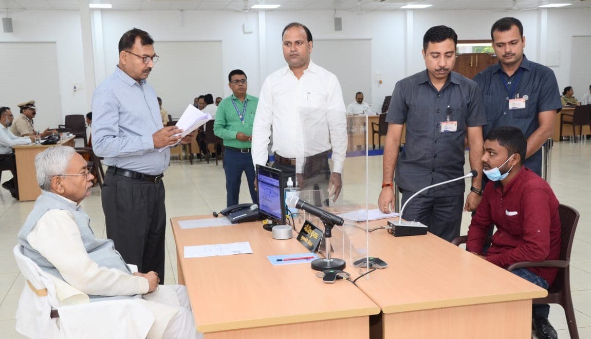 Janta Darbar: पूर्व मंत्री की जमीन पर JDU MLA के रिश्तेदारों का कब्जा, नीतीश कुमार के पास पहुंची गुहार